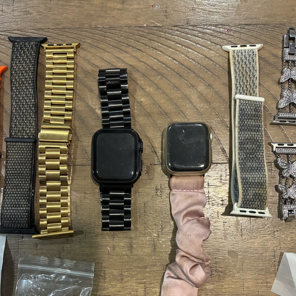 Apple Watch SE 2nd generation 2 of them